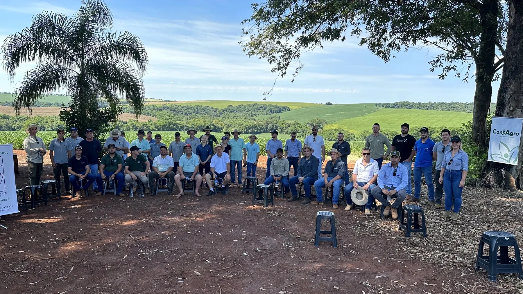 Profissionais reunidos em atividade de campo